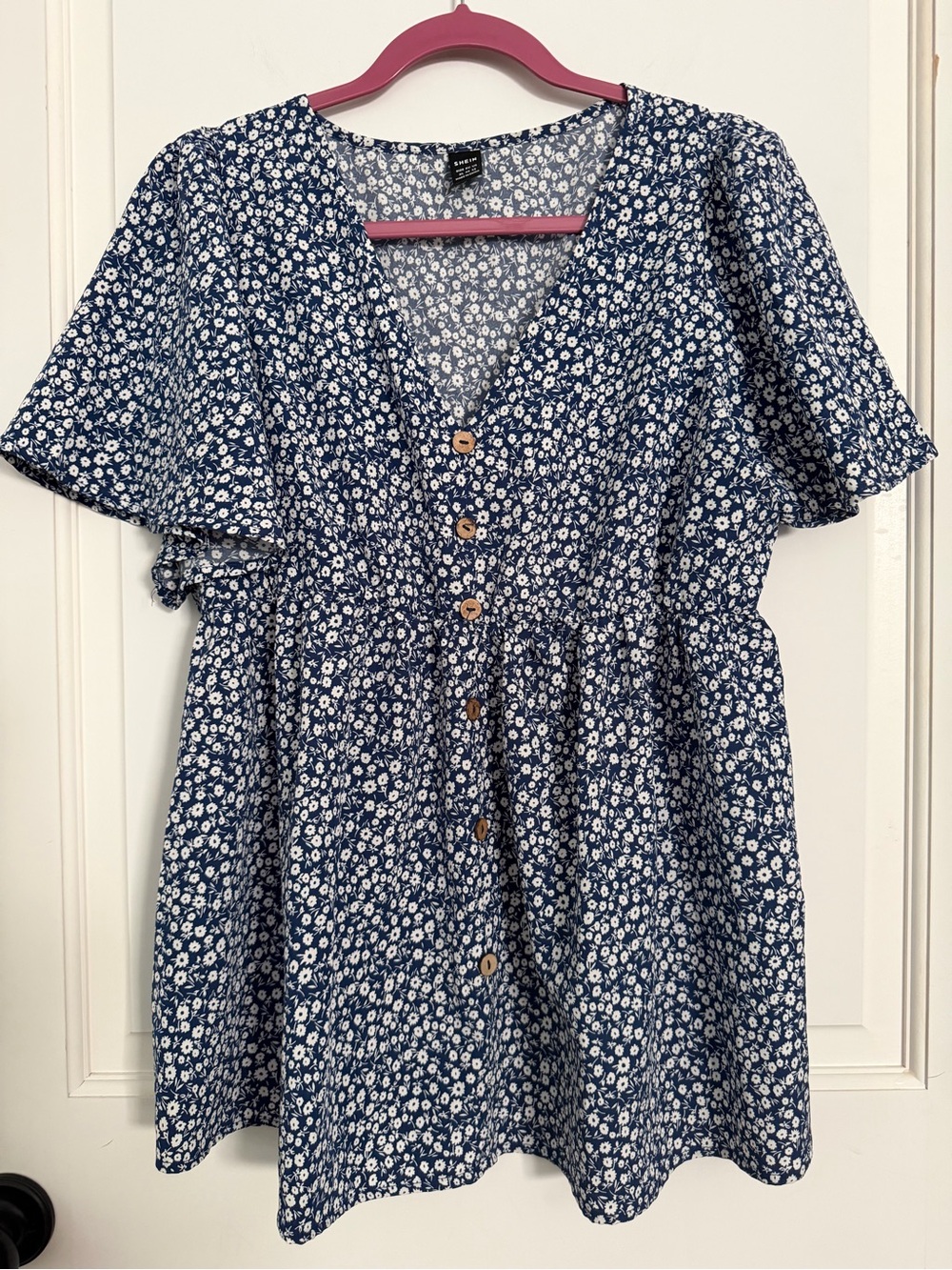 Size XL, ditsy floral short sleeve maternity top with flutter sleeves. Flowy